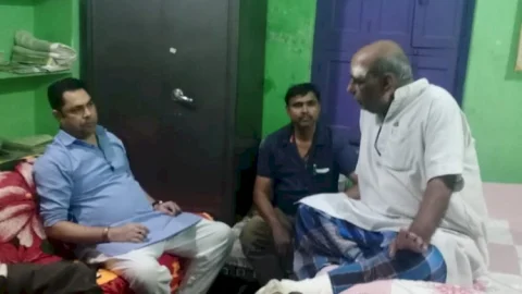 धनबाद: रणविजय सिंह ने बीमार बीजेकेएंमएस  लीडर से की मुलाकात