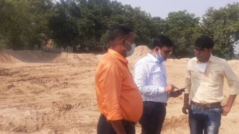धनबाद: एसडीएम ने पूर्वी टुंडी के बालू स्टॉक यार्ड की जांच की, पकड़ी गड़बड़ी, स्टॉक उठाव पर रोक, संचालक पर कसेगा शिकंजा