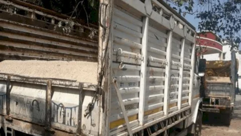 धनबाद: बालू के इलिगल कारोबार के खिलाफ एसडीएम ने चलाया ऑपरेशन, हीरापुर में बालू लदे छह वाहनों को पकड़ा