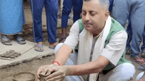 यूपी: बलिया डीएम श्रीहरि प्रताप शाही का देसी अंदाज,गमछा लपेट  पहुंचे कुम्हार के घर, जमीन पर बैठकर बनाये मिट्टी के दीए