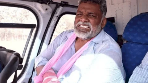Bihar Assembly election 2020: मुजफ्फरपुर में चुनावी सभा में टूटा मंच, जाप सुप्रीमो पप्पू यादव का हाथ टूटा (देखें VIDEO)