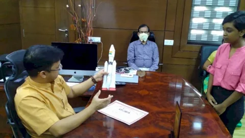 धनबाद:इसरो साइबरस्पेस प्रतियोगिता में प्रथम आने वाली सुब्रोनीता को डीसी ने किया सम्मानित