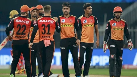 IPL 2020 RCB vs SRH: हैदराबाद ने बैंगलोर को पांच विकेट से हराया, मुंबई ने दिल्ली को हराया
