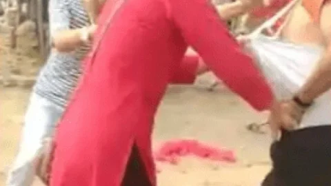 यूपी: छेड़खानी के आरोप में जालौन जिला कांग्रेस प्रसिडेंट लड़कियों ने सरेआम चप्पलों से पीटा, वीडियो वायरल
