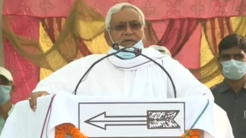 Bihar Assembly Elections 2020: मधुबनी: हरलाखी की चुनावी सभा में नीतीश कुमार पर फेंके गये आलू-प्याज, बोले CM- और फेंको और फेंको