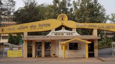 धनबाद: BCCL कुसुंडा का फरजी लाइजनर एक्टिव, मिठाई डब्बा ले पुलिस व प्रशासनिक अफसरों के साथ खिंचाई फोटो