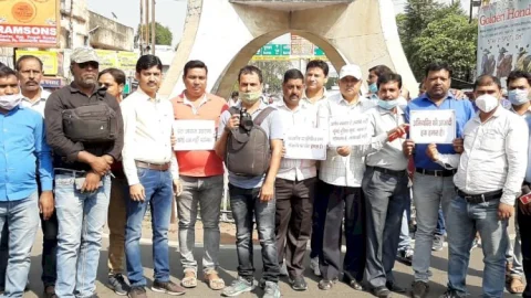 पत्रकार अर्णब  गोस्वामी की गिरफ्तारी का  देशभर में व्यापक विरोध, धनबाद में पत्रकारों का मौन जुलूस, समाजिक  कार्यकर्ता का घरना पर बैठे