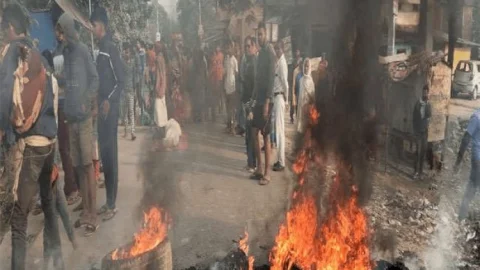 बिहार: आरा में एजेंटी वसूलने वाले युवक की मर्डर के खिलाफ बवाल, रोड जाम व आगजनी