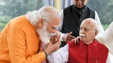 नई दिल्ली: 93 साल के हुए लालकृष्ण आडवानी, पीएम नरेंद्र मोदी  ने घर पहुंचकर दी जन्म दिन की बधाई,अमित शाह और जेपी नड्डा ने भी दी बधाई