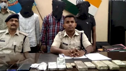 धनबाद: वाहन चेकिंग में पुलिस को मिली बड़ी सफलता, 10 चांदी की ईट, 18 सिक्के, एक लाख कैश जब्त, तीन अरेस्ट
