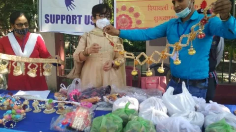 धनबाद: पहला कदम स्कूल के बच्चों के द्वारा निर्मित दीपक,तोरण,मोमबत्ती,फ्लोटिंग मोम दीपक,तोरण,मोमबत्ती,फ्लोटिंग मोम का स्टॉल IIT ISM में लगाया गया 