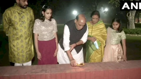 नई दिल्ली:  सैनिकों के सम्मान में डिफेंस मिनिस्टर समेत अन्य लोगों ने जलाए दीए, पीएम मोदी ने किया था आग्रह