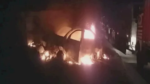 धनबाद: बरवाअड्डा में डिवाइडर से टकराने के बाद कार में लगी आग, पांच लोग झुलसे, दो गंभीर