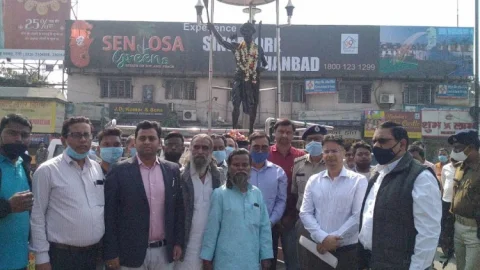 धनबाद: झारखंड राज्य स्थापना दिवस पर डीसी, एसएसपी, डीडीसी, एसडीएम ने भगवान बिरसा मुंडा को दी श्रद्धांजलि