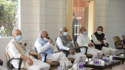 बिहार:NDA विधायक दल के नेता चुने गये नीतीश,गवर्नर से मिलकर सरकार बनाने का दावा ठोका, कल सातवीं बार लेगें सीएम पद की शपथ