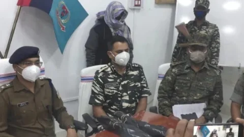 चतरा: पांच लाख का इनामी टीएसपीसी जोनल कमांडर कृष्णा गंझू अरेस्ट, राइफल-देसी बंदूक व पांच कारतूस बरामद