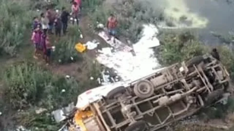 धनबाद: सुदामडीह बिरसा पुल से दूध लोड वाहन दामोदर नदी में गिरा, ड्राइवर और खलासी ने कूदकर बचाई जान