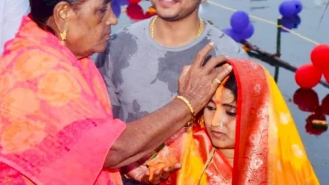 धनबाद: उदीयमान सूर्य को अर्घ्य देने के साथ छठ महापर्व संपन्न