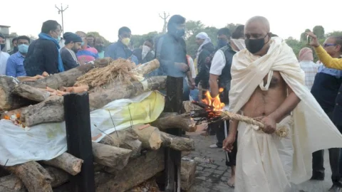 धनबाद: एक्स मिनिस्टर ओपी लाल पंचतत्व में विलीन, राजकीय सम्मान के साथ हुई अंत्योष्टि