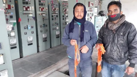 धनबाद: पाथरडीह नुनुडीह में स्टाफ को बंधक बना बिजली ऑफिस में लूटपाट