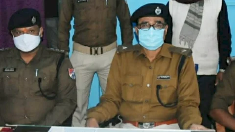 धनबाद: रेलवे स्टेशन पर रिटायर्ड टिस्को स्टाफ के बैग में मिला देशी कट्टा, आरपीएफ ने पकड़ा
