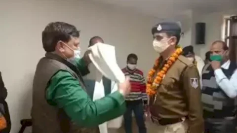 एमपी: रात में पुलिस वालों ने रोकी मिनिस्टर की गाड़ी, अगले दिन पुलिस लाइन पहुंचकर सम्मानित किया