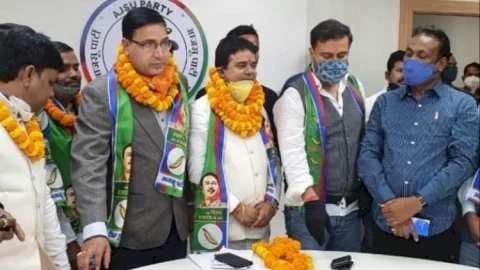 धनबाद बार एसोसिएशन के प्रसिडेंट राधे श्याम गोस्वामी आजसू  पार्टी में   शामिल