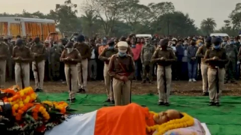 धनबाद: पंचतत्व में विलीन हुए एक्स एमपी  महतो, राजकीय सम्मान के साथ अंतिम संस्कार