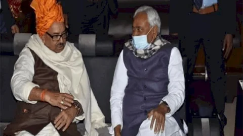 बिहार: सीएम नीतीश कुमार ने अपने पुराने मित्र नरेंद्र सिंह से की मुलाकात ,शिकवे-शिकायत किये दूर