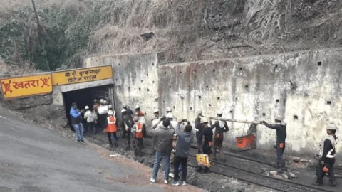 धनबाद: ईसीएल की खुदिया कोलियरी में पानी भरने से दो मजदूर फंसे, रेस्क्यू जारी