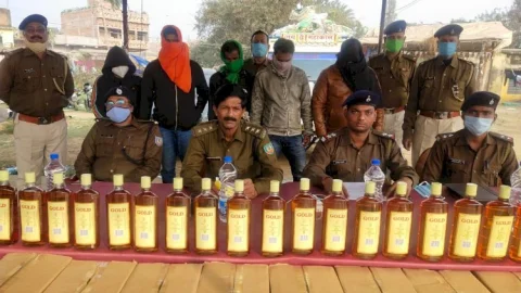 दुमका: हंसडीहा पुलिस ने 720 बोतल के साथ धनबाद के चार युवकों को पकड़ा, झारखंड से बिहार में शराब की तस्करी का खुलासा(देखें VIDEO)