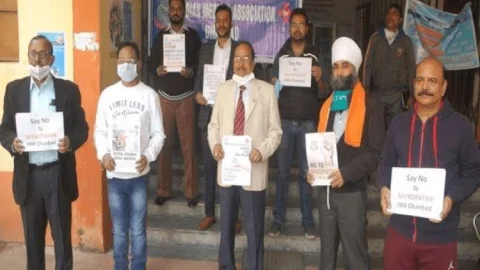 धनबाद के डॉक्टरों ने  Mixopathy Ordinance  के खिलाफ सांकेतिक विरोध प्रदर्शन किया