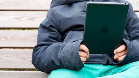 छह साल का लड़का मां के बैंक अकाउंट का यूज़ कर iPad पर 11 लाख रुपये से अधिक खर्च किये, Apple ने कहा अब राशि वापसी संभव नहीं 