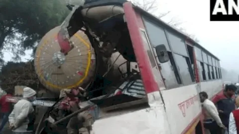 यूपी: संभल में रोडवेज बस और टैंकर में टक्कर, नौ की मौत, 30 घायल