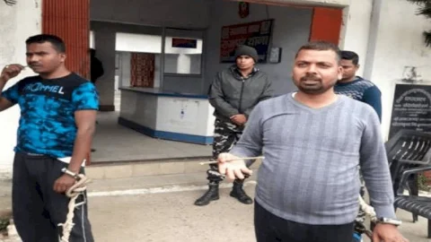 चतरा: 14 लाख कैश व एक किलो अफीम के साथ दो अरेस्ट