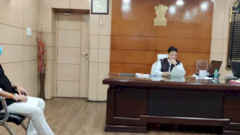धनबाद: रणविजय सिंह ने डीसी से मुलाकात की, बाघमारा की समस्याओं से अवगत कराया
