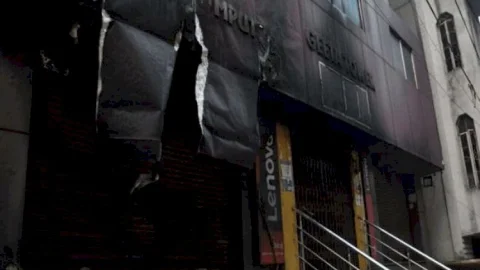 धनबाद: बैंक मोड़ झाझरिया कंप्यूटर्स में लगी आग,लाखों की इलेक्ट्रॉनिक्स सामान जले