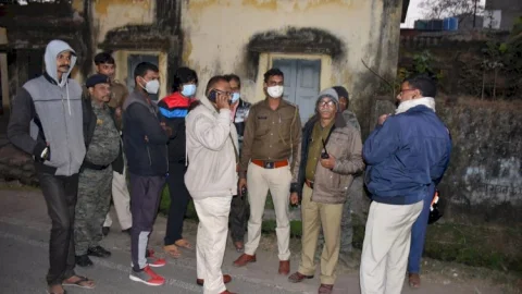 धनबाद: सरायढेला सीपीडब्लूडी ऑफिस में इलिगल आर्म्स के साथ ड्यूटी कर रहे दो गार्ड अरेस्ट, आर्म्स व गोली जब्त