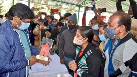 दुमका: सीएम हेमंत सोरेन ने  सुनी लोगों की समस्याएं, कहा- महिला से बैंक अकाउंट से निकाले गये रुपये वापस दिलवायें अफसर