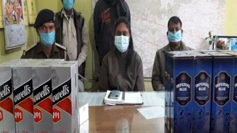 धनबाद: पश्चिम बंगाल से बिहार में शराब तस्करी का पुलिस ने किया खुलासा, पिकअप वैन में लदी 1368 बोतलें शराब जब्त