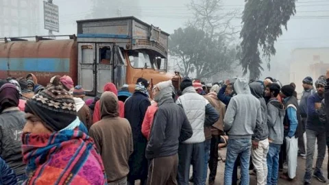 बिहार: नरकटियागंज में रेल ओवरब्रिज पर रोड एक्सीडेंट, टैंकर ने बाइक सवार तीन युवकों को कुचला, मौके पर मौत