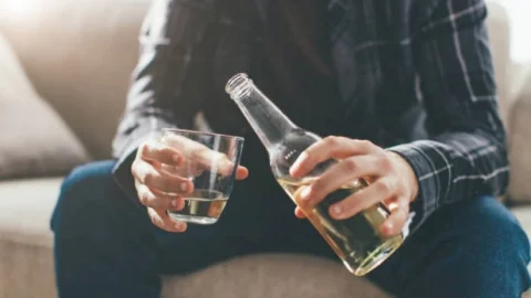 बिहार: शराबबंदी के बावजूद 15 परसेंट लोग पीते हैं शराब, नेशनल फैमिली हेल्थ सर्वे- 5 के आंकड़े में खुलासा
