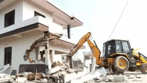 यूपी: प्रयागराज में बाहुबली अतीक अहमद के शूटर का ध्वस्त किया गया 10 करोड़ का आलीशान घर