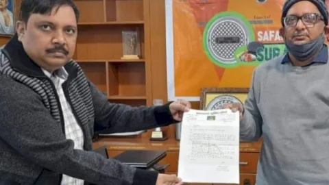 धनबाद: झामुमो व्यावसायिक प्रकोष्ठ के प्रसिडेंट ने म्यूनिशिपल कमिश्नर को सौंपा तीन सूत्री स्मार पत्र