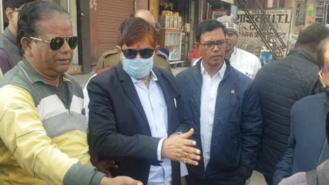 धनबाद:राज सिन्हा ने   पेयजल एवं स्वच्छता, पथ निर्माण व बिजली विभाग के अफसरों के साथ  किया वासेपुर पुल का निरीक्षण