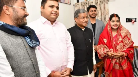 धनबाद: बीजेपी के पूर्व जिलाध्यक्ष सत्येंद्र कुमार के घर पहुंचे बाबूलाल मरांडी, बेटे-बहु को दिया आशीर्वाद