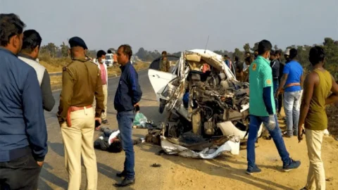 झारखंड: पिकनिक मनाने जा रहे चार युवकों की रोड एक्सीडेंट मौत, कार के परखच्चे उड़े