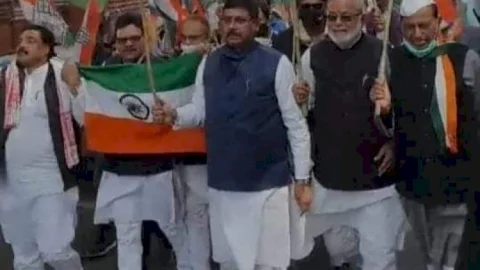 धनबाद: कांग्रेस के स्थापना दिवस पर रैली में उल्टा तिरंगा पकड़े रहे जोनल कोआर्डिनेटर सुल्तान अहमद, सोशल मीडिया में फोटो वायरल