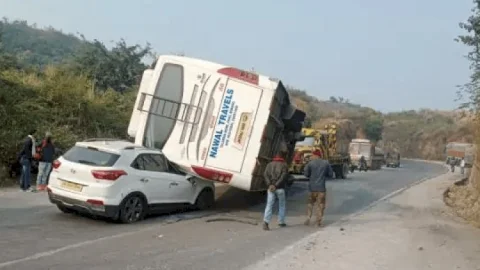 रामगढ़: केझिया घाटी में तीन गाड़ियों की भीषण टक्कर, दर्जन भर लोग घायल