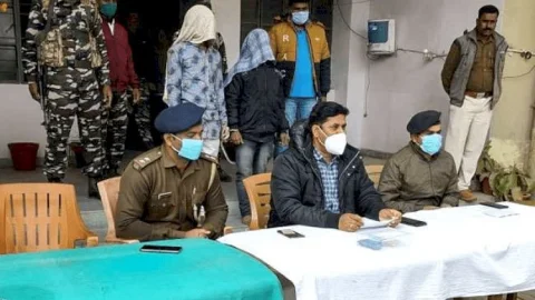 चतरा: आर्म्स विस्फोटकों के साथ दो सप्लायर अरेस्ट, देसी पिस्‍टल-कारतूस-बम बरामद